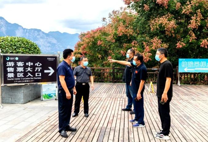 邵爱华检查指导恩施大峡谷景区假日接待工作