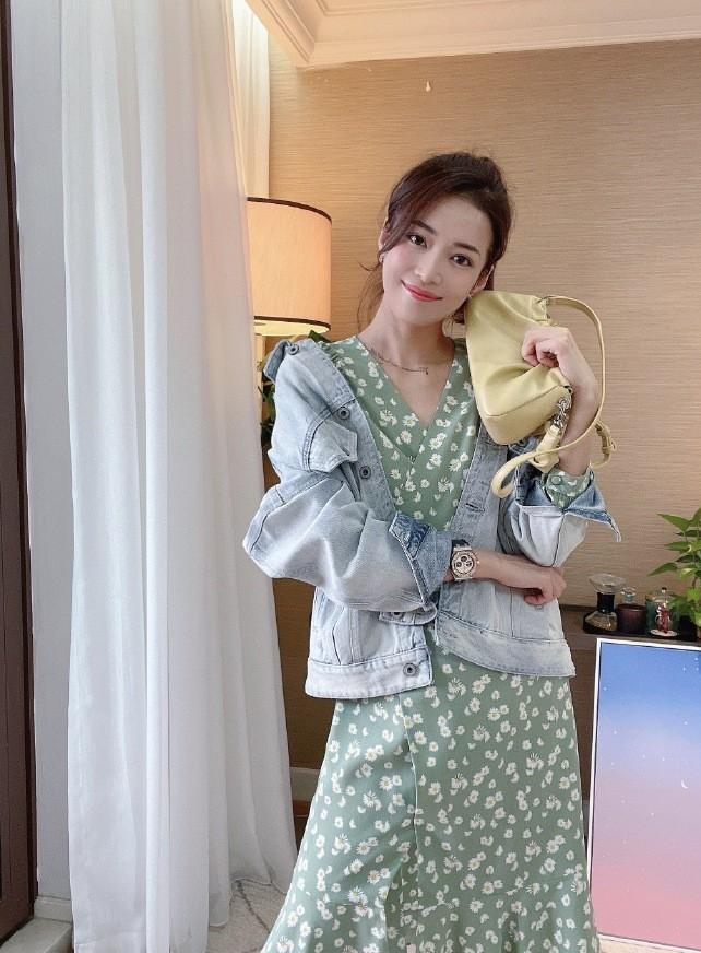 东方卫视主持人麻伊琳,她曾经风光出嫁,离婚后独自抚养儿子长大