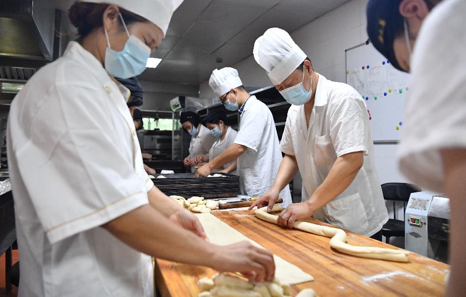 职工故事丨职工食堂大师傅陆浩杰做"网红月饼":每天供应从1500个到