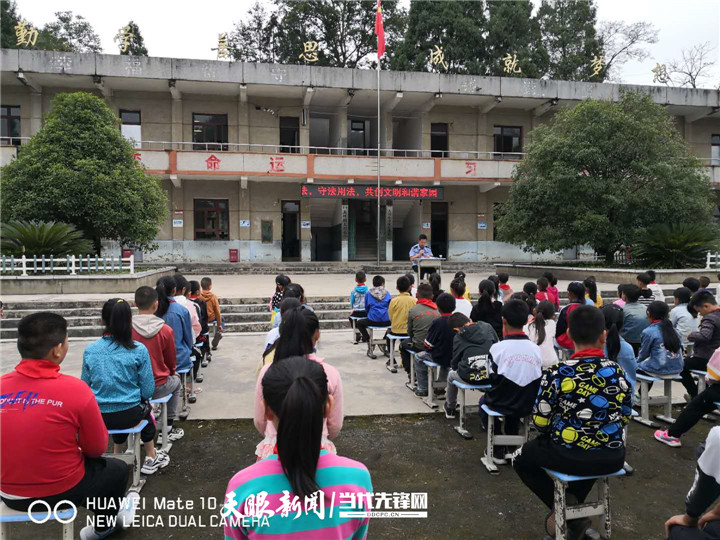 播州区龙坪镇:法制宣传进校园 普法教育促成长