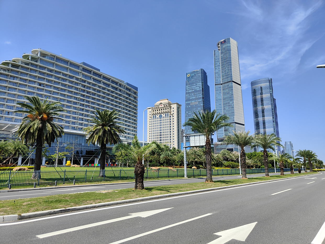 厦门会展中心高楼林立,海景绝佳