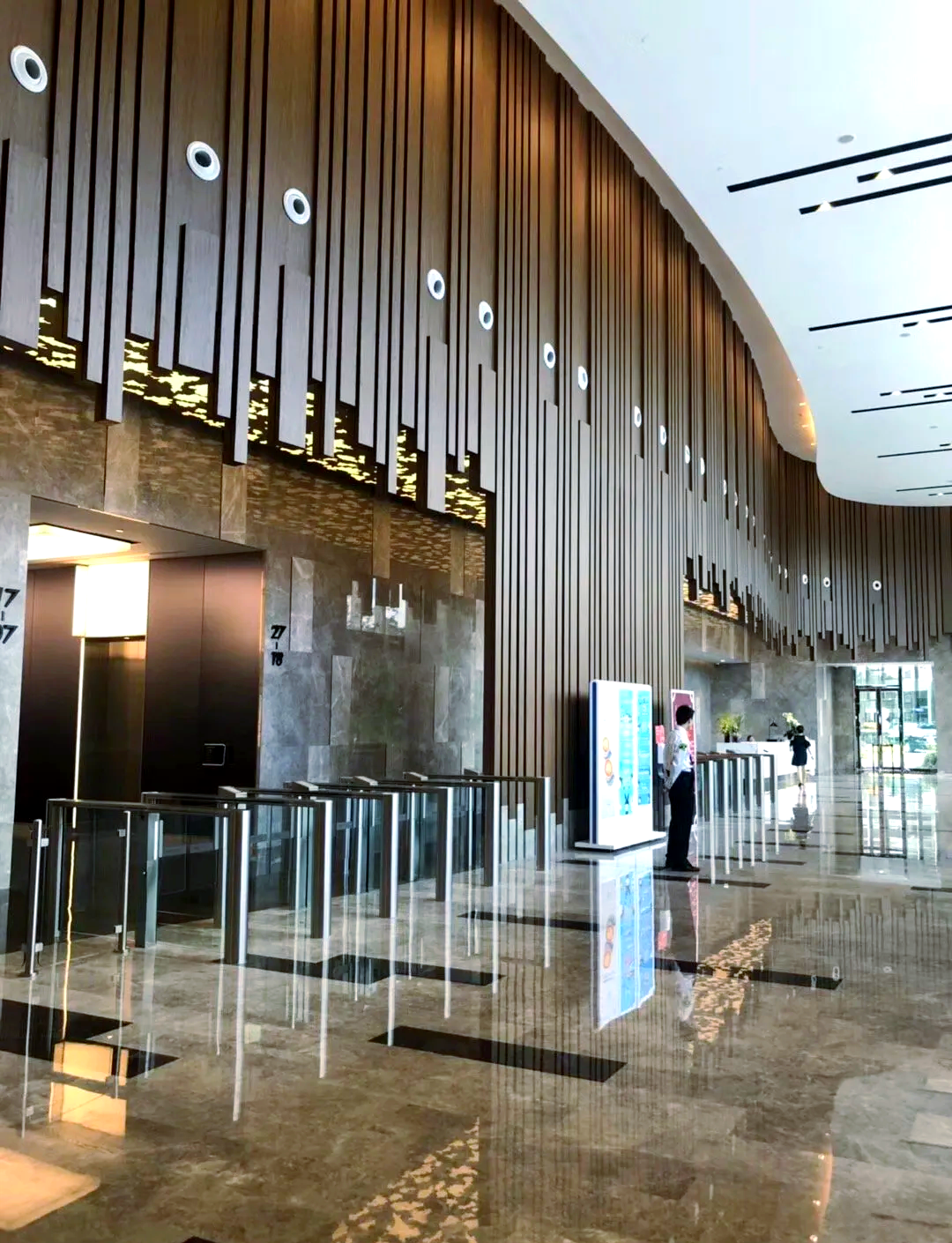 上海长宁来福士广场:购物,办公与美食的理想选择