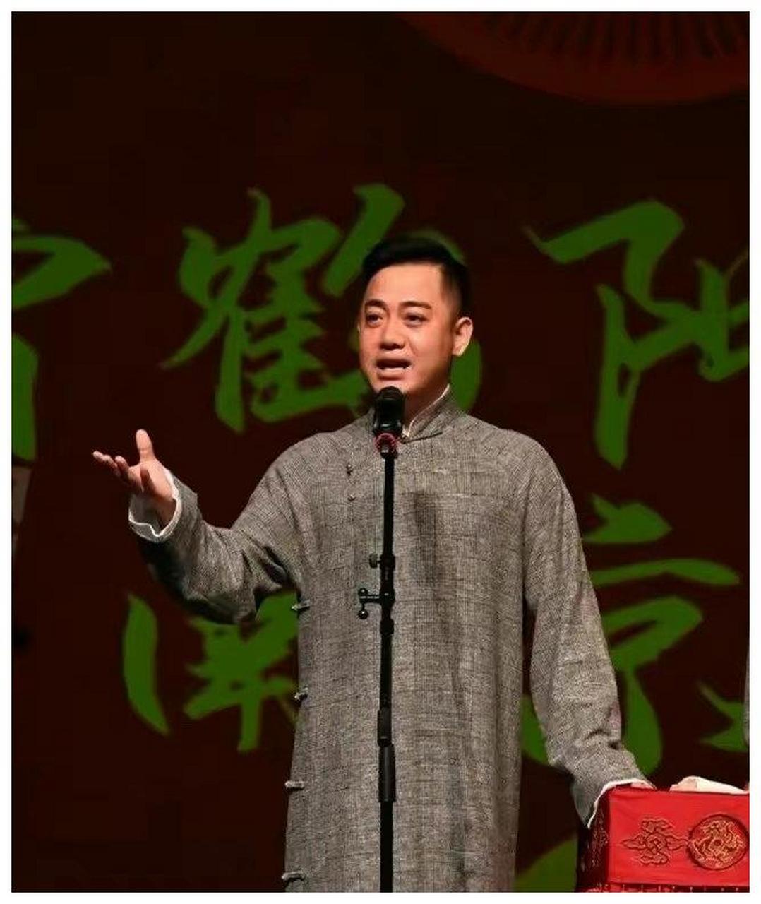 德云社三哥孔云龙年轻时真漂亮,浓眉大眼,五官分明,怪不得能做门童.