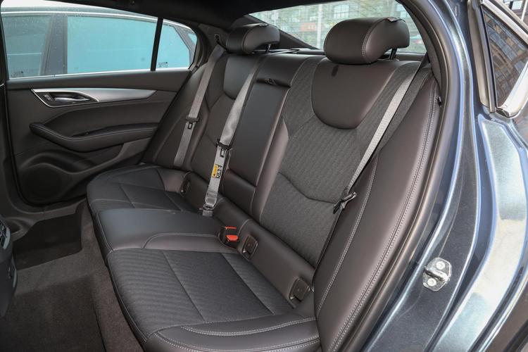 凯迪拉克xt4的轴距那么长,后排空间却那么小