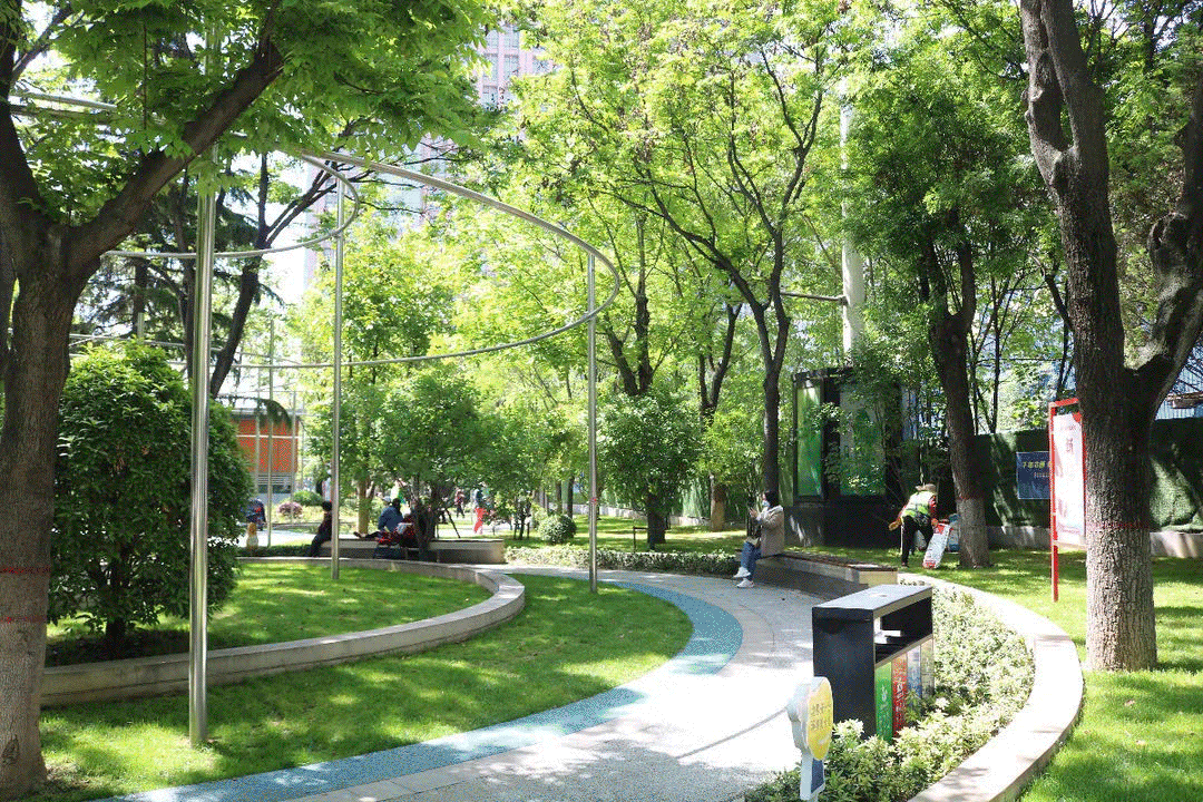 不少居民惊喜地发现,新增了一块面积约4000㎡的"口袋公园"