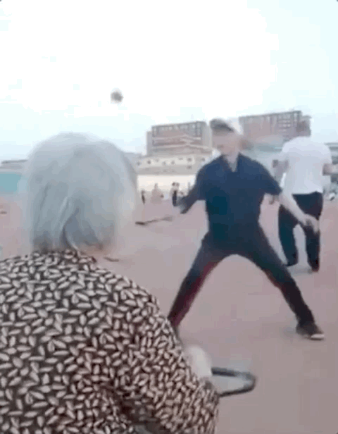 热点|56岁儿子回应陪八旬母亲打球，称孝心不能等，网友：真的让人感动