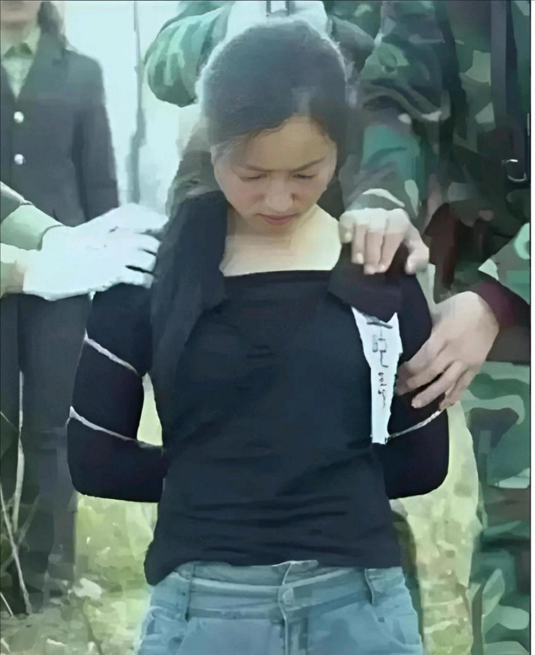 这是女毒贩牛晓秀被枪决前的一张现场照片.拍摄于1994年.
