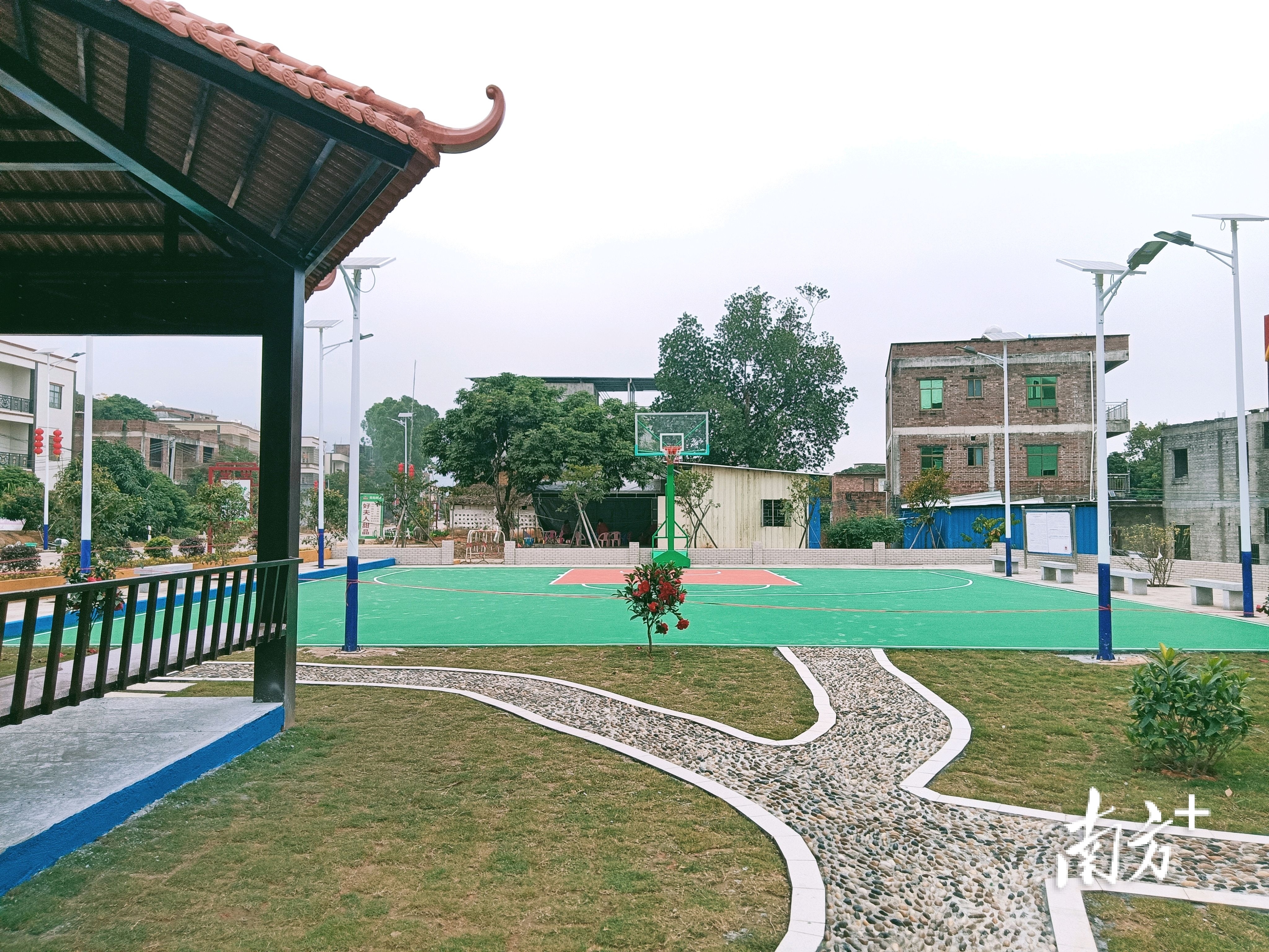 电白区霞洞镇:村民自愿让地,闲置荒地变文化广场