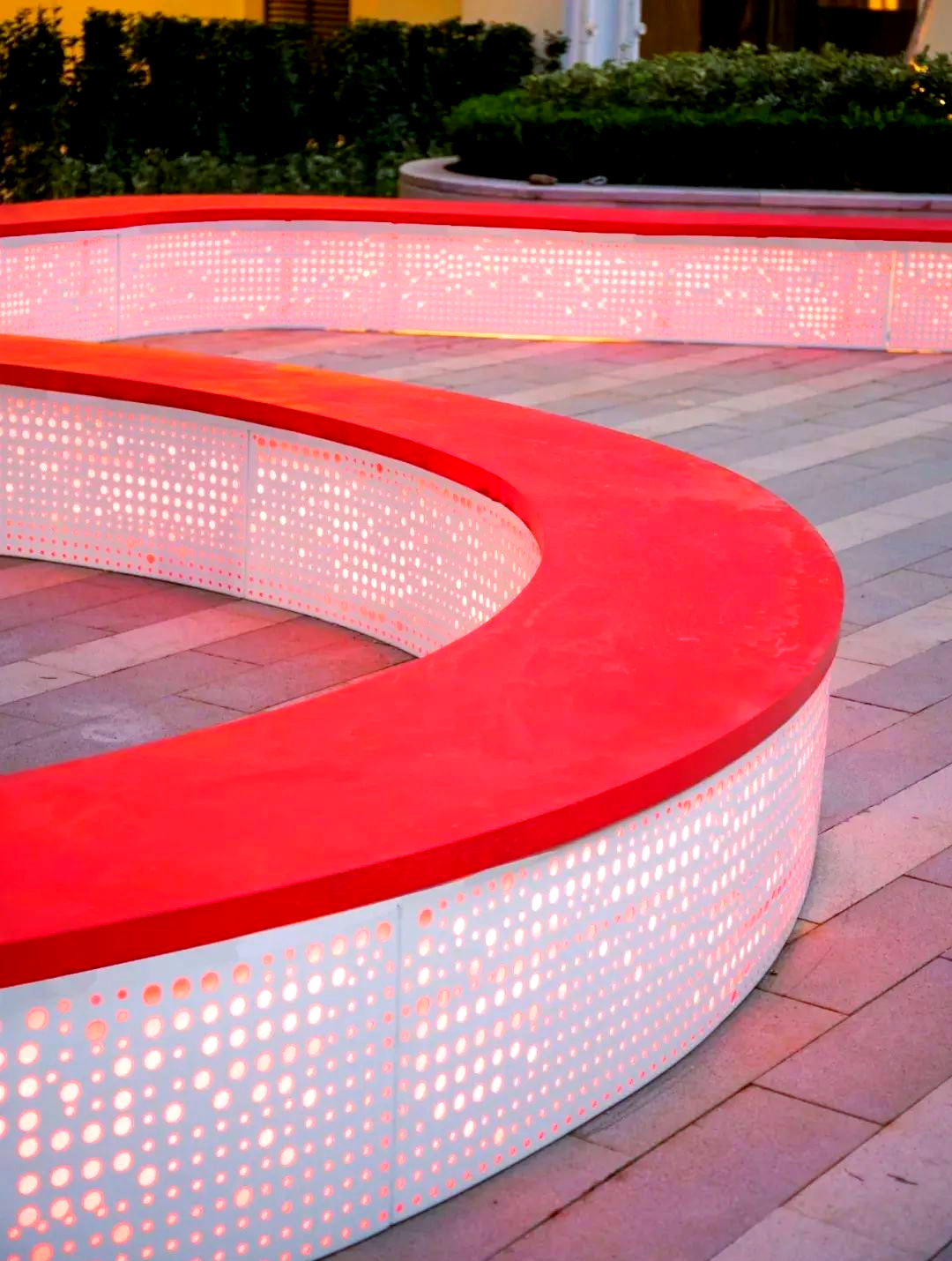 公园中多样化的冲孔铝单板景墙应用