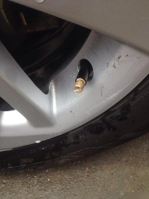 汽车轮胎被拔了气门芯还能用吗