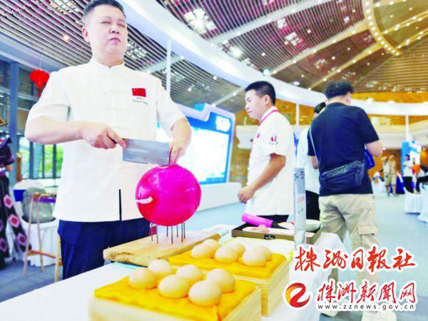 大师秀绝技:脚踩12颗生鸡蛋蒙眼在气球上切肉丝