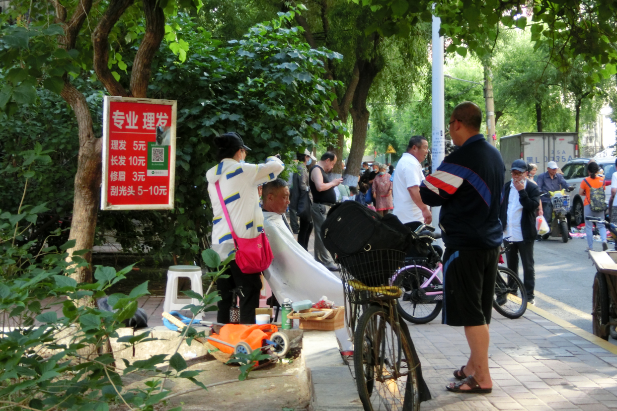 便民理发-每天清晨分部街地摊附近女理发师为人们提供便捷理发