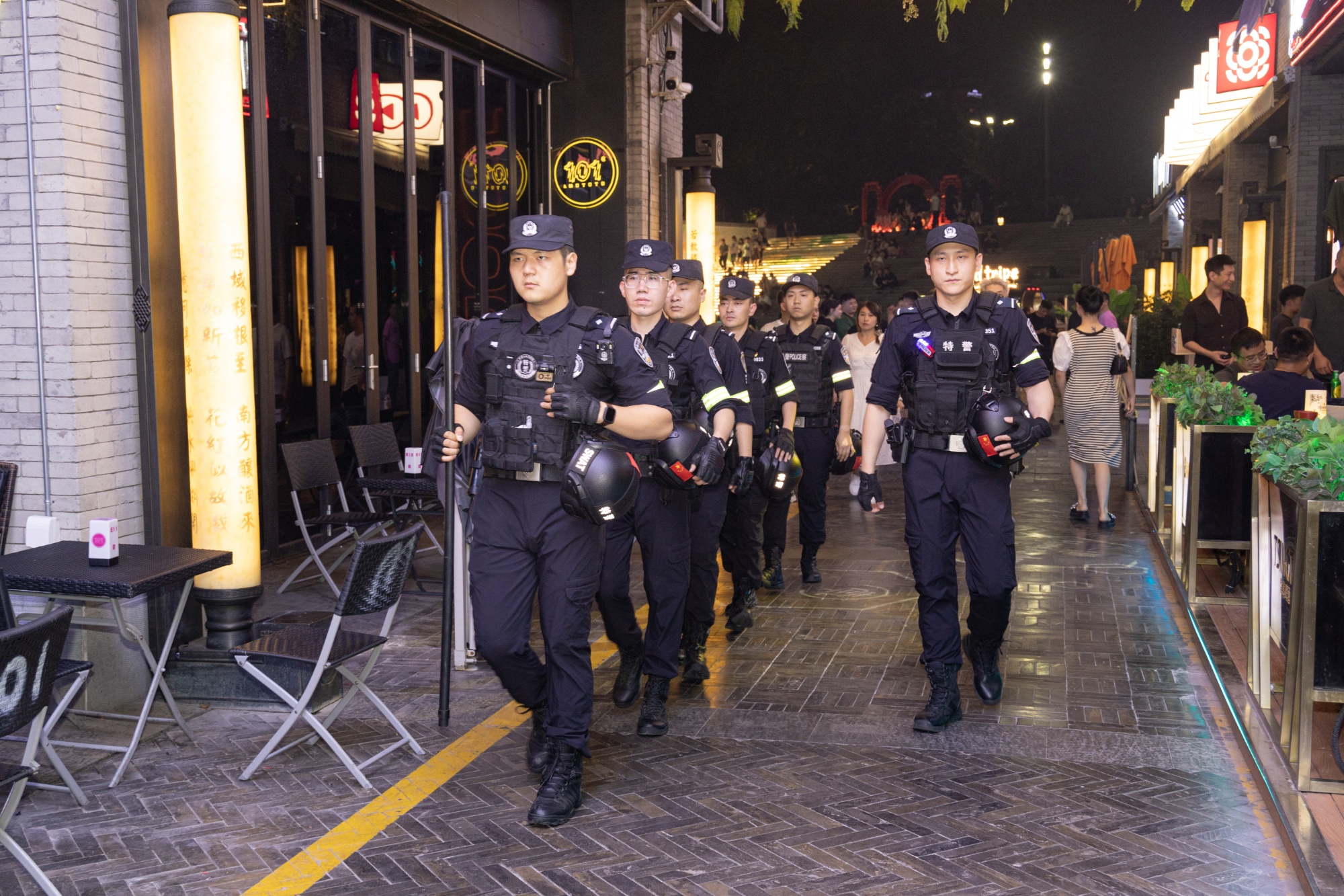 西安警方持续开展夏夜治安巡查宣防集中统一行动