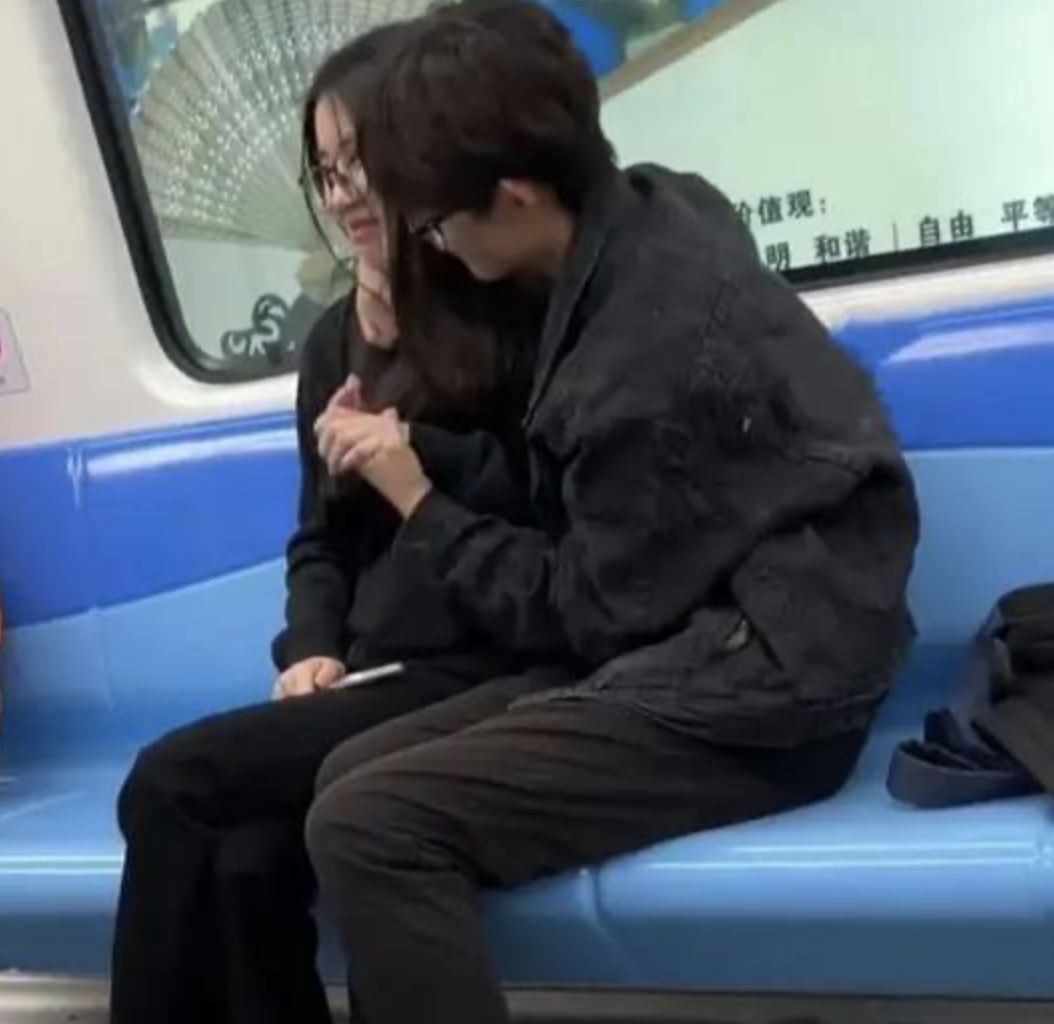 大妈地铁上怒怼男生抱女朋友,大妈说:看你搂着她,令我感到恶心
