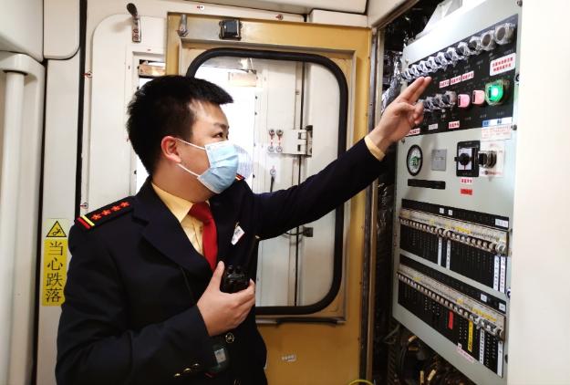 「新春走基层」地铁司机的黑色提包里有些啥?手电筒查车薄荷糖提神