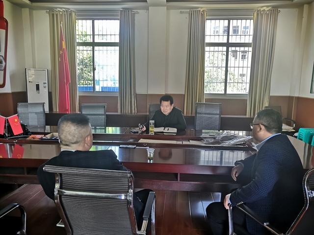 随县小林镇党委书记宫英堂深入小林镇中心学校听课调研