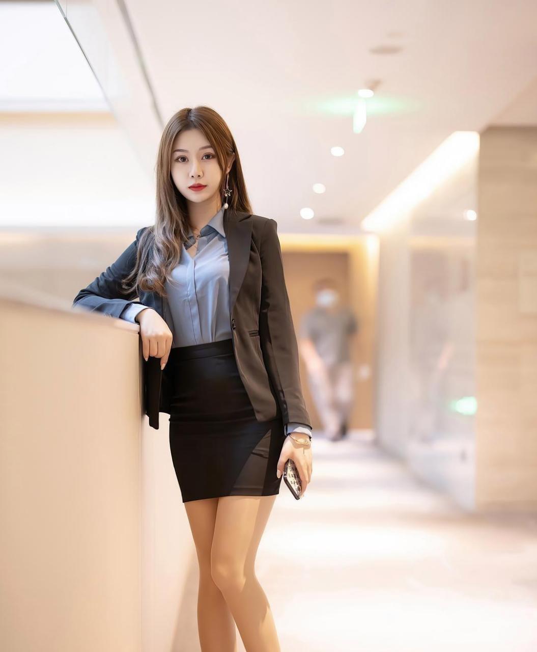 公司新来的秘书形象好气质佳