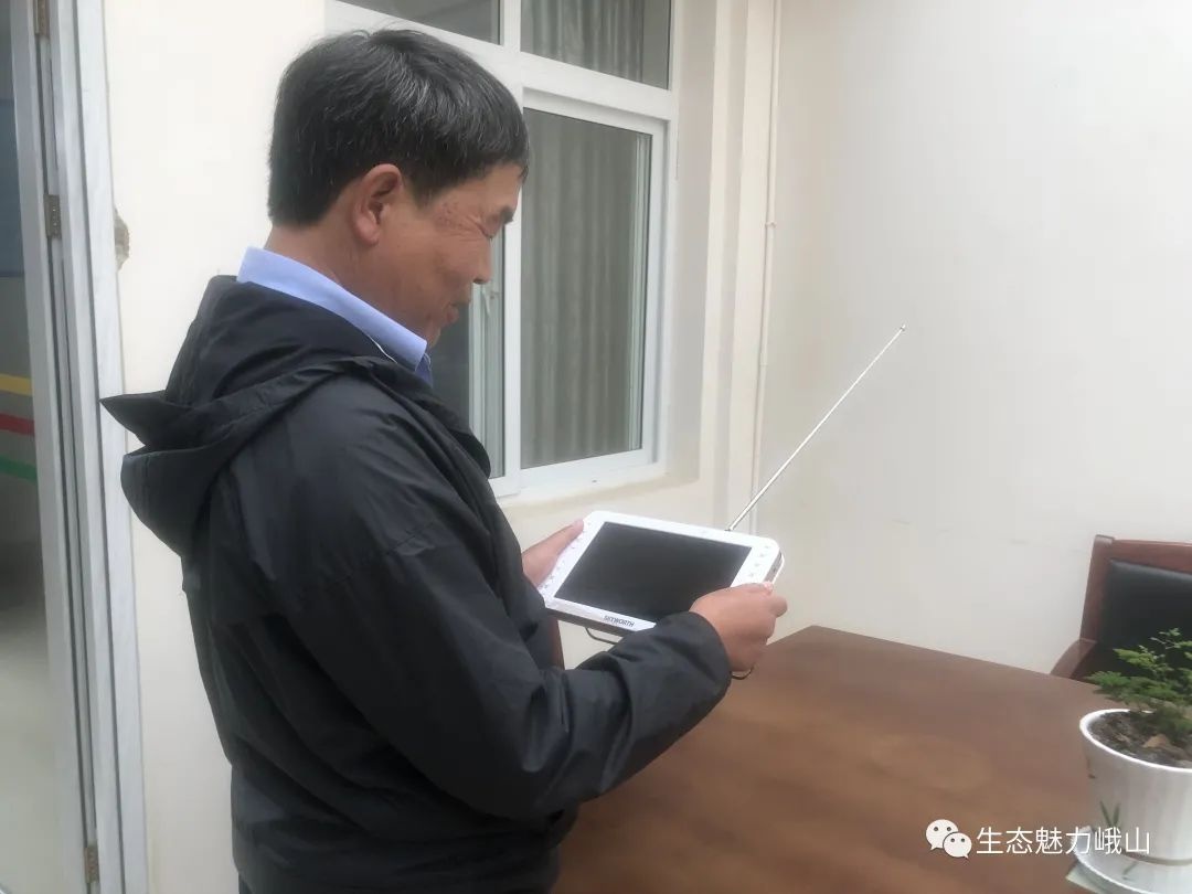 "守塔人"张元平:32年守一山之巅 护万家欢乐