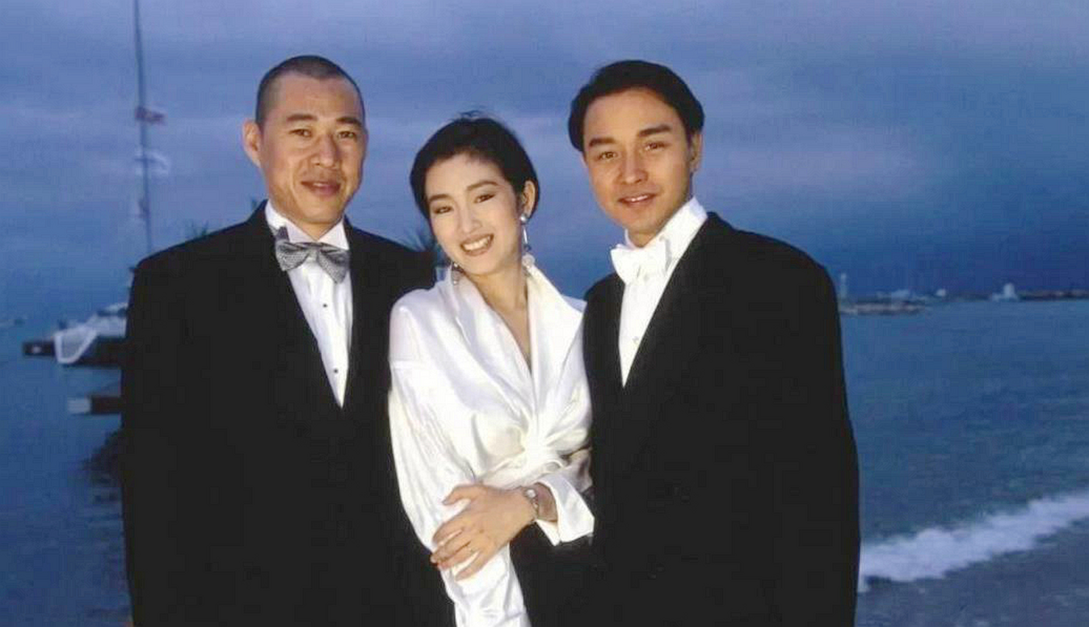 这是1993年巩俐与张国荣走戛纳红毯的照片,称这张照片为"经典"一点也