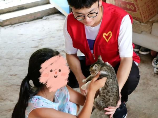 留守女童家中,开展"青春自护·守护未来"关爱留守女童志愿服务活动