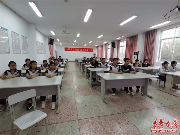 常德市西洞庭一中组织高一区外寄宿生召开了主题为"关爱·呵护·成长"