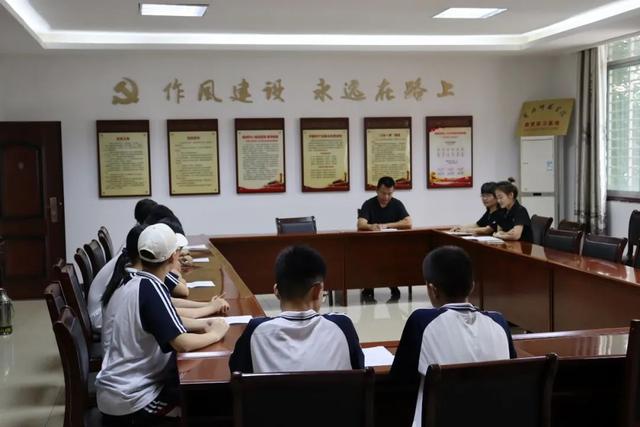 黄冈师范领导到麻城二中看望挂职副校长沈博士并进行调研交流