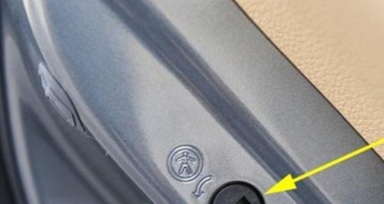 奔驰c级儿童锁在哪里?