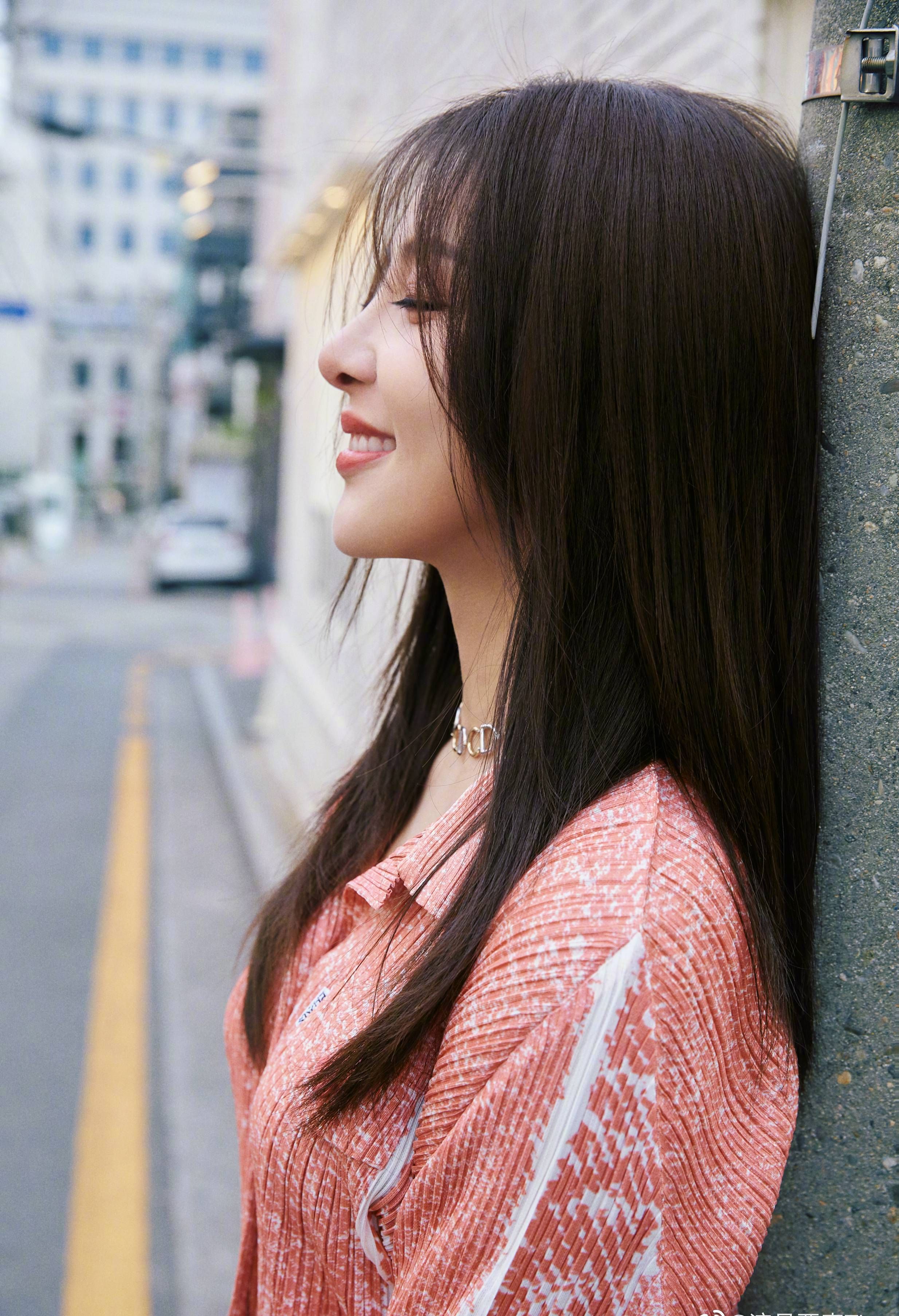 贾青长发飘飘街头时尚写真