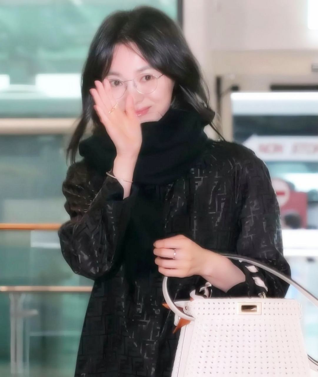 宋慧乔素颜机场戴眼镜,皮肤好到让人舒服.