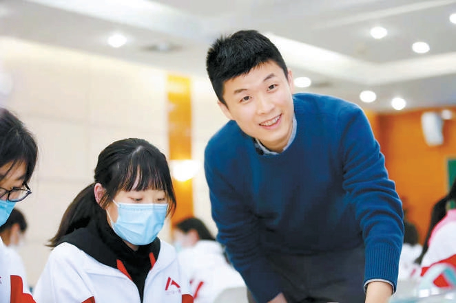 人大附中有位"帅"老师,他让思政课从"有意义"变得更"有意思"