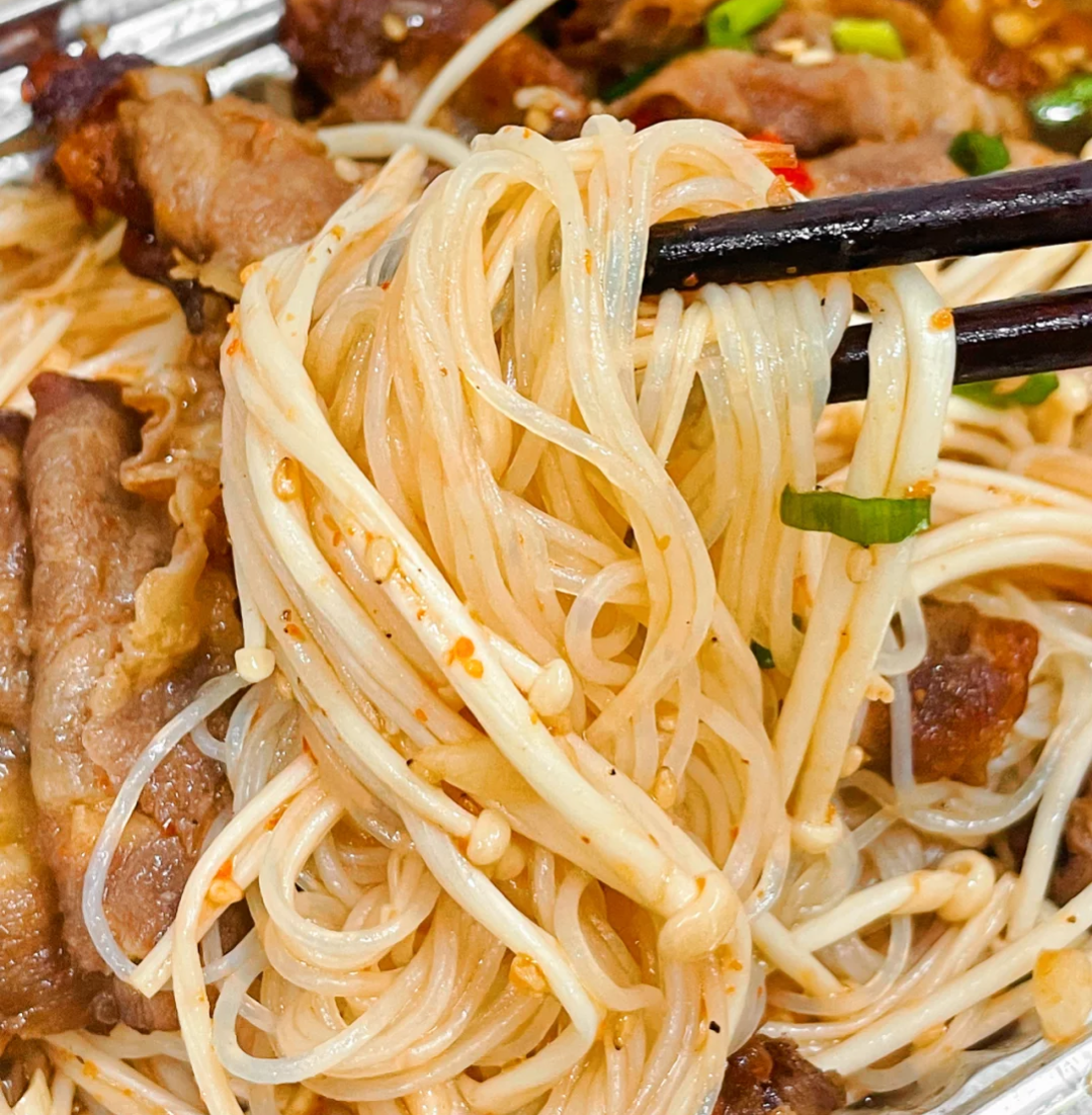美餐一顿:锡纸肥牛金针菇 辣炒鸡爪!