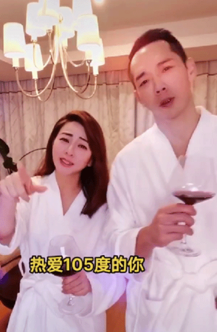 除了分享和儿子的动态,李婷宜也偶尔晒出和老公互动的视频,夫妇俩人手