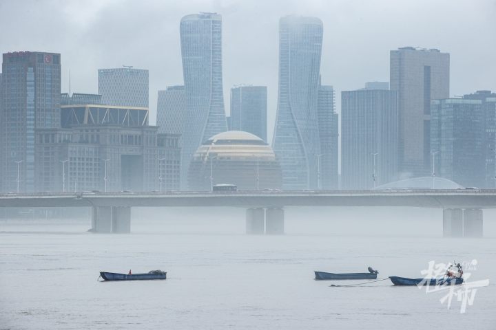 多图直击丨钱塘江上现"平流雾"景观,水汽升腾宛如仙境