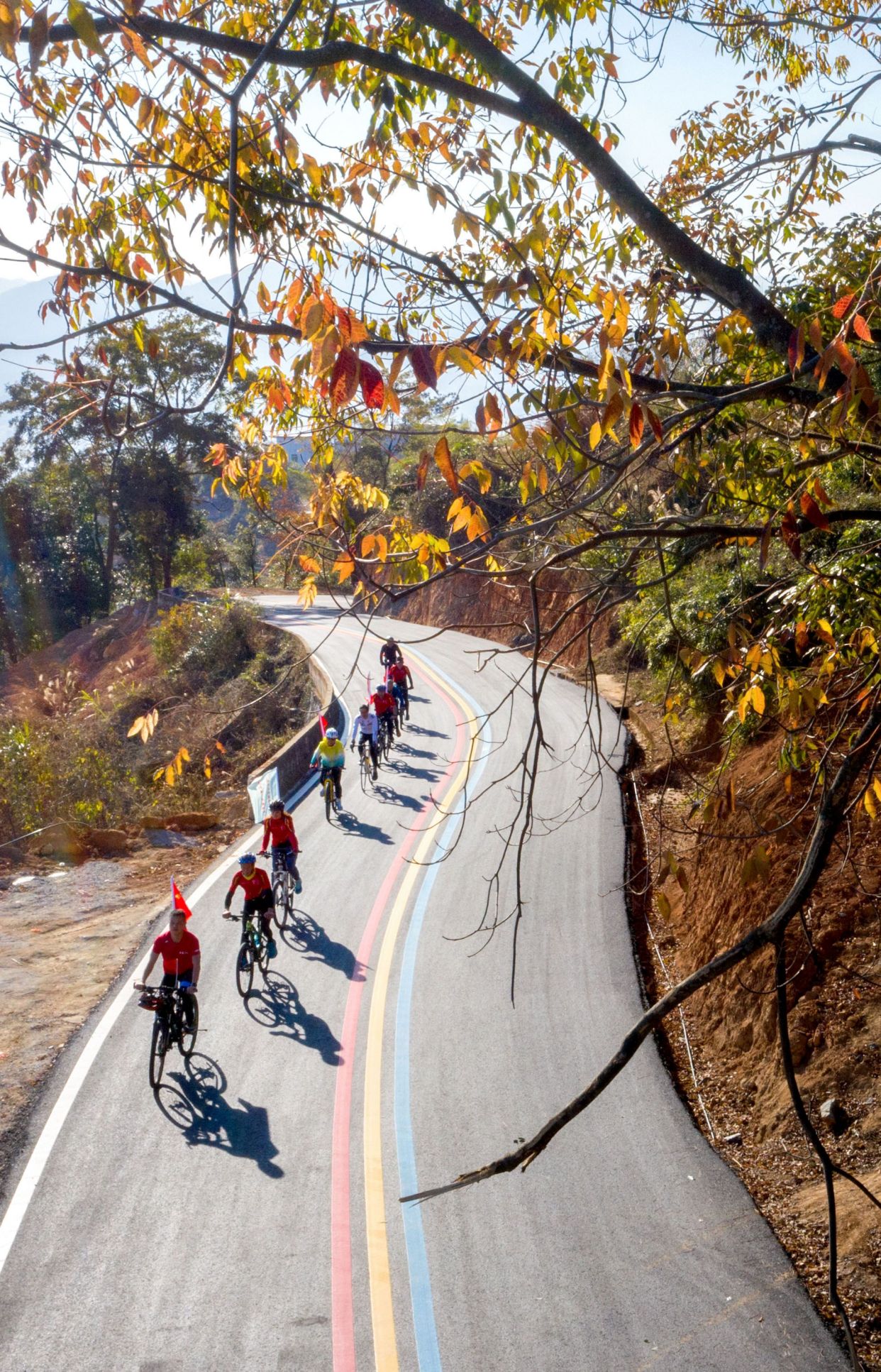 福建永春山顶村打造"彩虹路" 今年6月全线完工