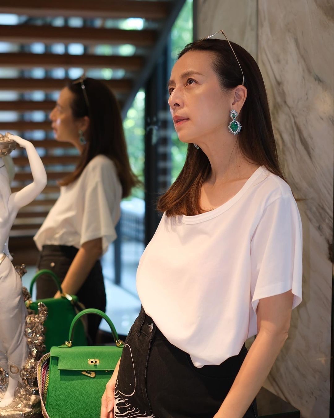 泰国华裔富婆伍伦盼,穿白t恤拎爱马仕,华丽宝石耳环好闪耀