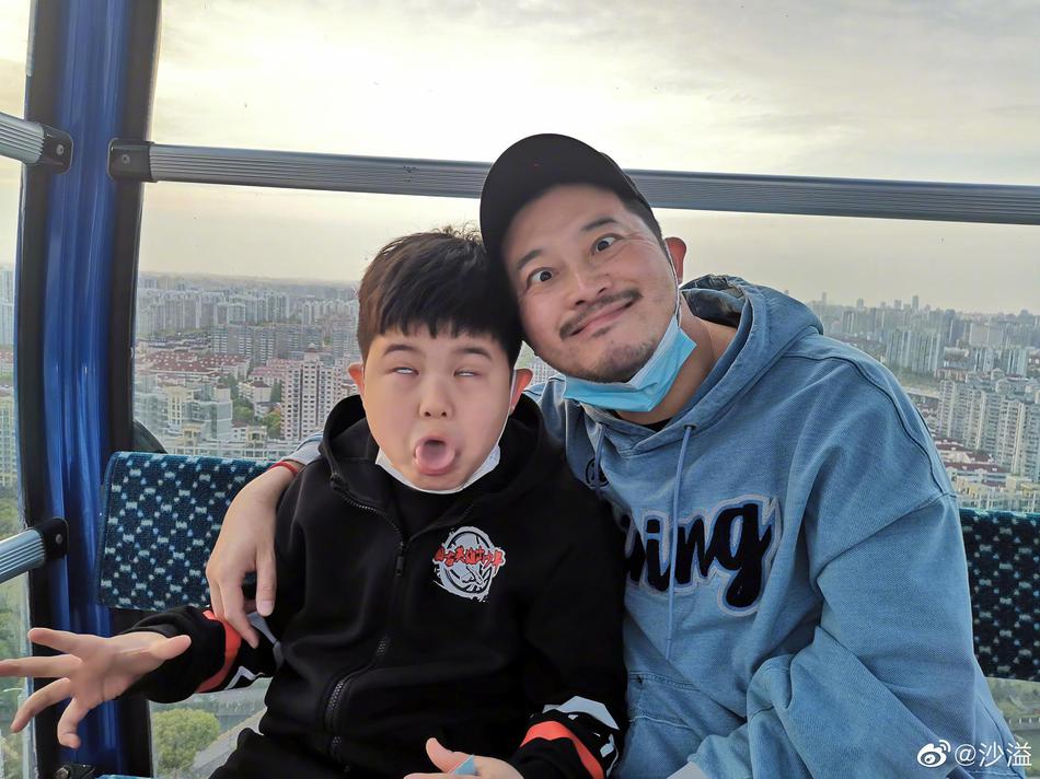 沙溢晒与安吉合照 父子俩对镜头搞怪扮鬼脸