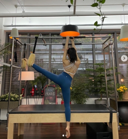 red velvet yeri,大胆露出的背线……性感普拉提女神