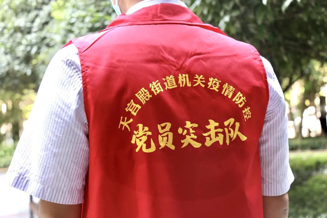 "临时妈妈"独臂"网格员 两江新区天宫殿街道疫情防控获点赞!