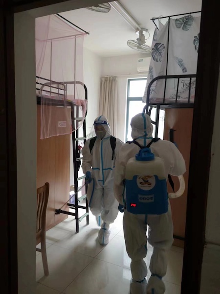 松江二中在每个细节上落实复学防疫要求 用花园将两个年级隔开百米远