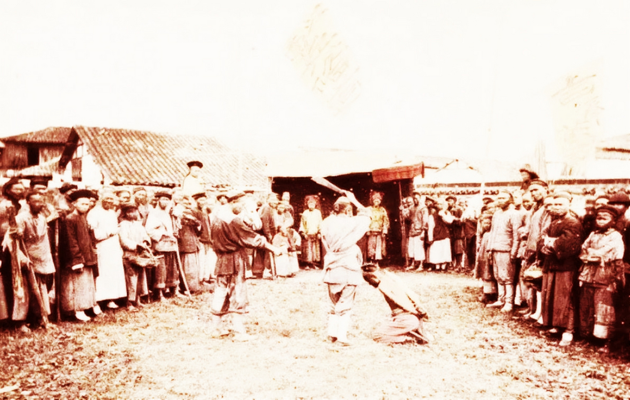 照片中没有专门设立的刑场,人们可以近距离观看,人群中有负责维持