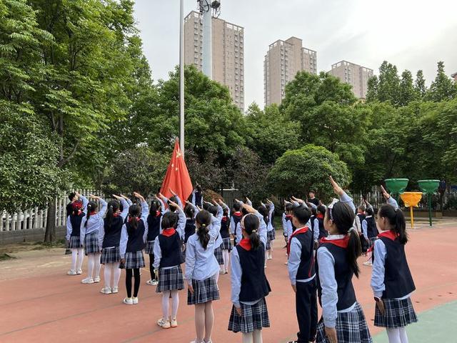 护国旗之威严 弘少年之爱国—朝凤路小学国旗护卫队训练纪实