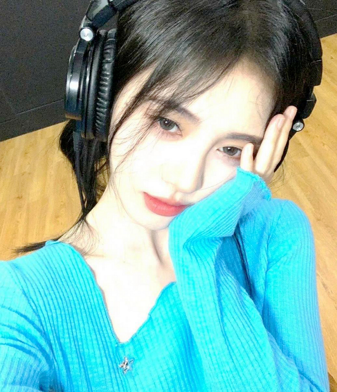 鞠婧祎在社交媒体晒出一张照片,蓝顶低滤镜,个性十足,小橘又美了!