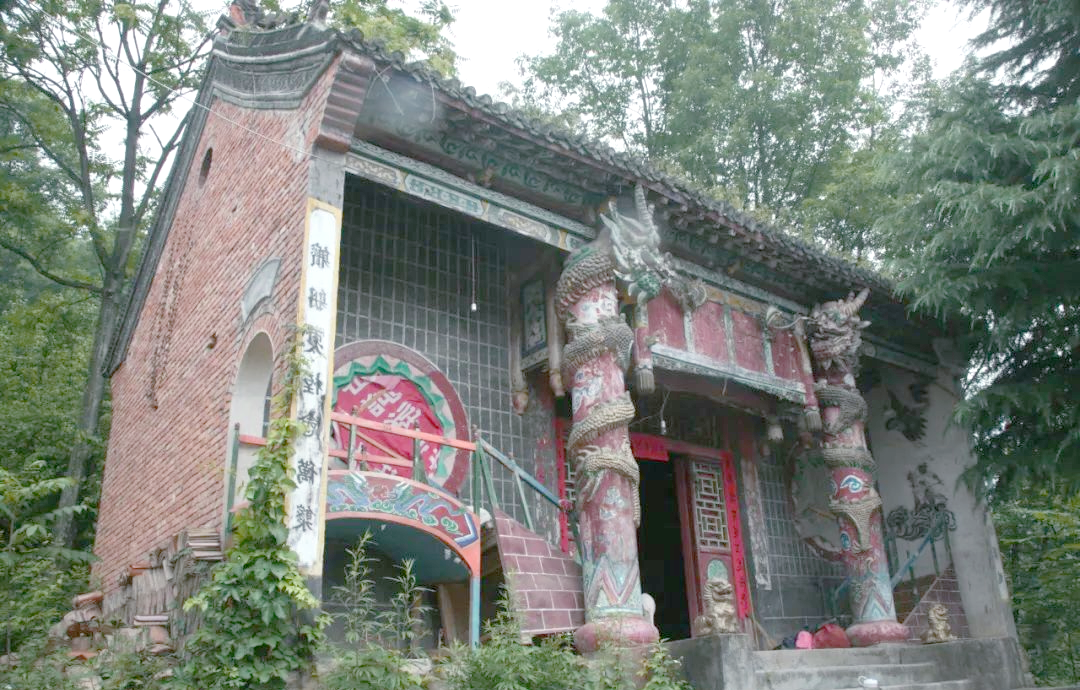 探秘老君山景区的灵官殿与多彩建筑