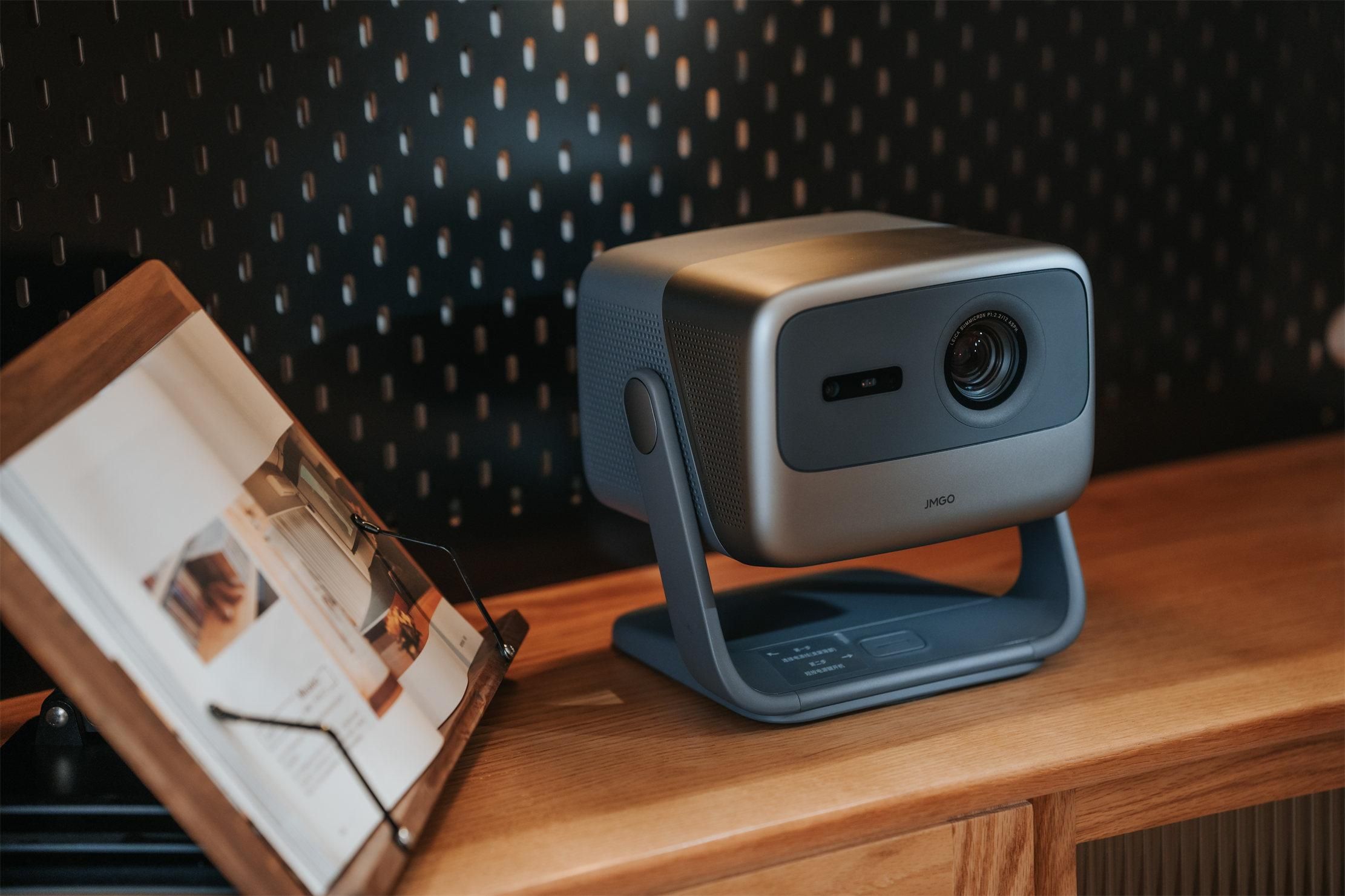 三色激光投影如何选?坚果n1系列,让投影有了新形态