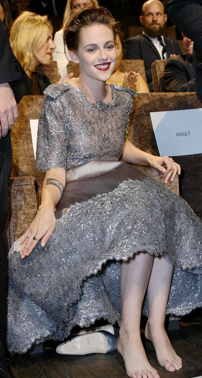 脱掉高跟鞋不惧媒体公众的克里斯汀·斯图尔特,在时尚界躁动不安,计权