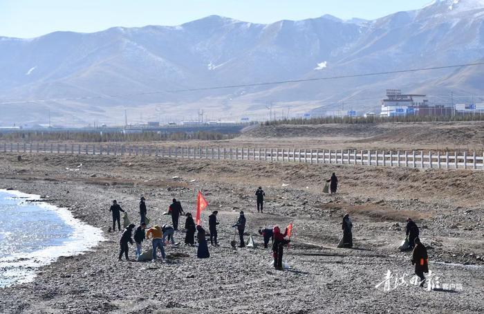 玛沁县大武镇开展全域无垃圾活动