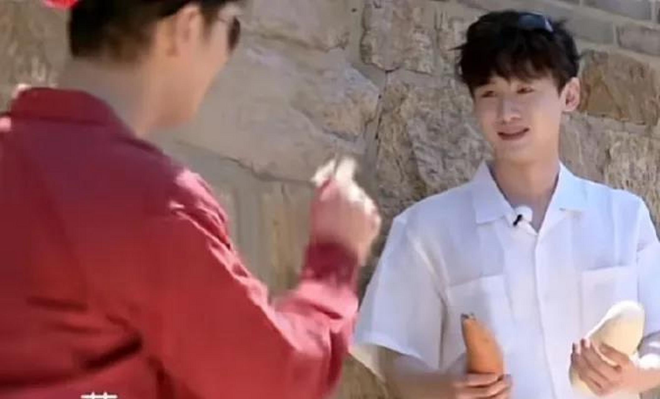 白敬亭手里拿着一根萝卜和根红薯,黄晓明却指着他手里的萝卜说:"我要