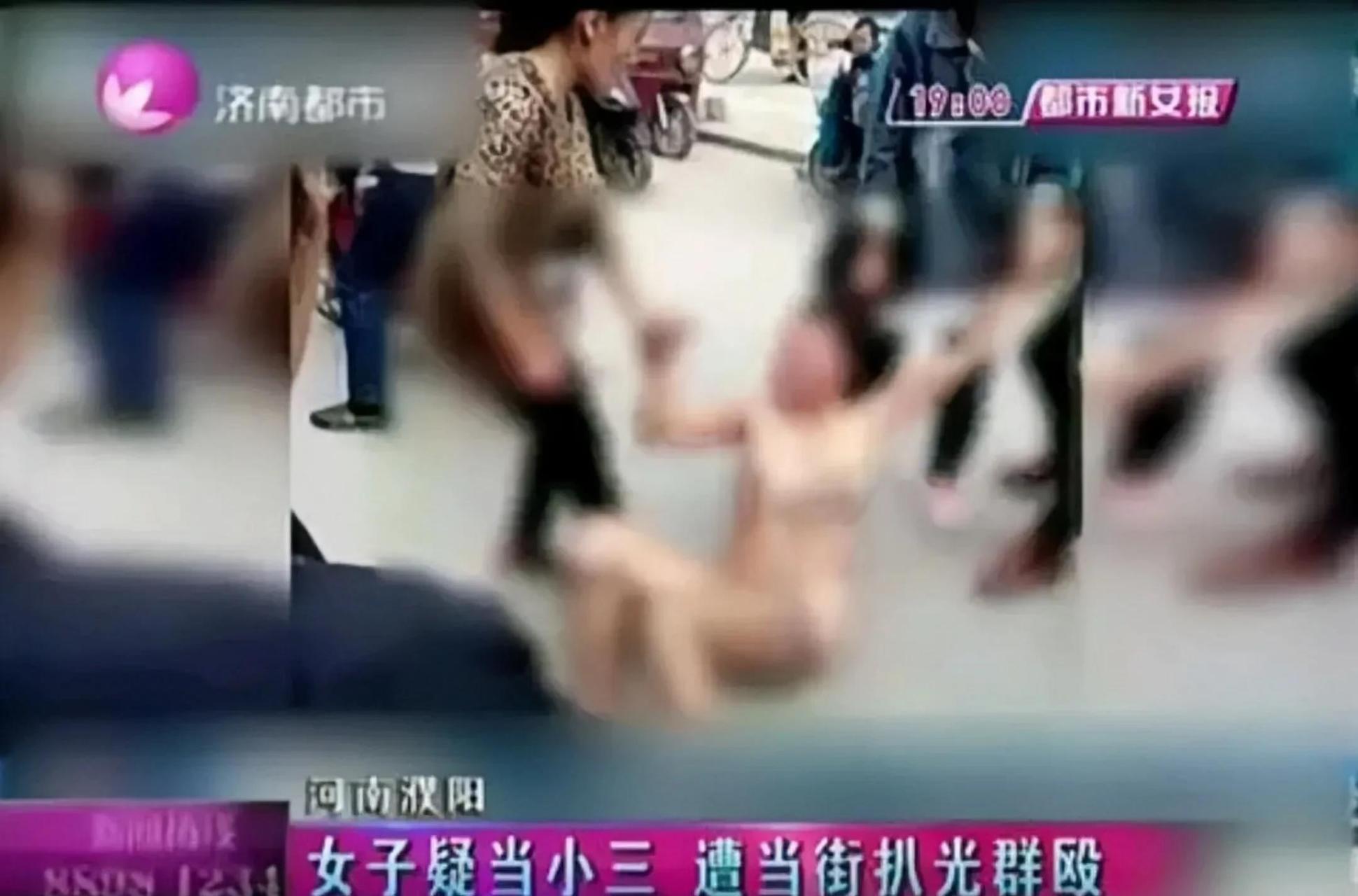 小三被扒光衣服当街暴打,打人者也进了看守所,女人何苦为难女人?