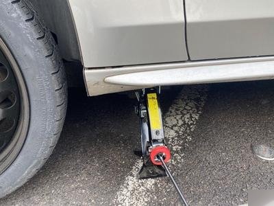 15款奥迪a4l换备胎千斤顶顶哪