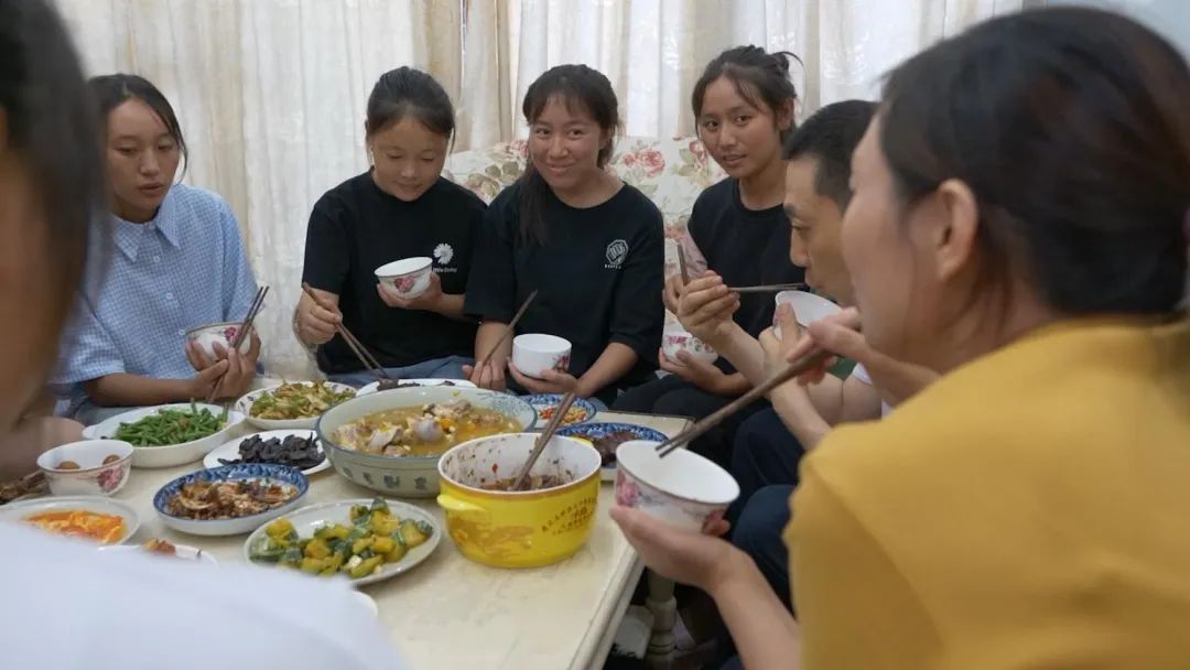 暖聞|五年資助7名大涼山女孩,她被喊作楊媽媽